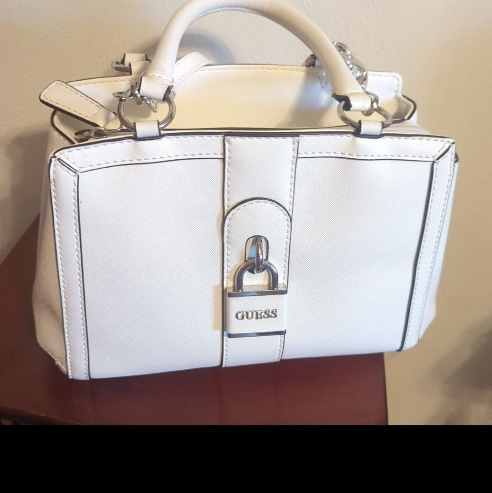 Guess 10 by 7 by 4 White guess purse with Guess locket on front silver hhardware